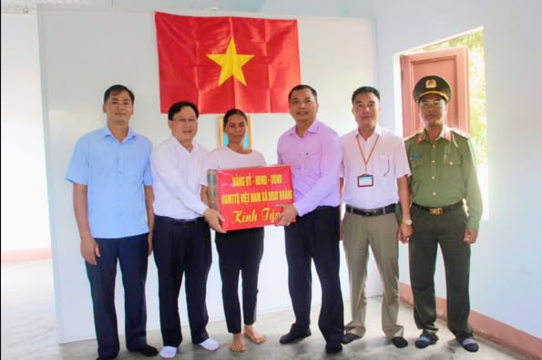 XÃ DRAY BHĂNG TỔ CHỨC BÀN GIAO NHÀ Ở CHO HỘ NGHÈO, KHÓ KHĂN VỀ NHÀ Ở.